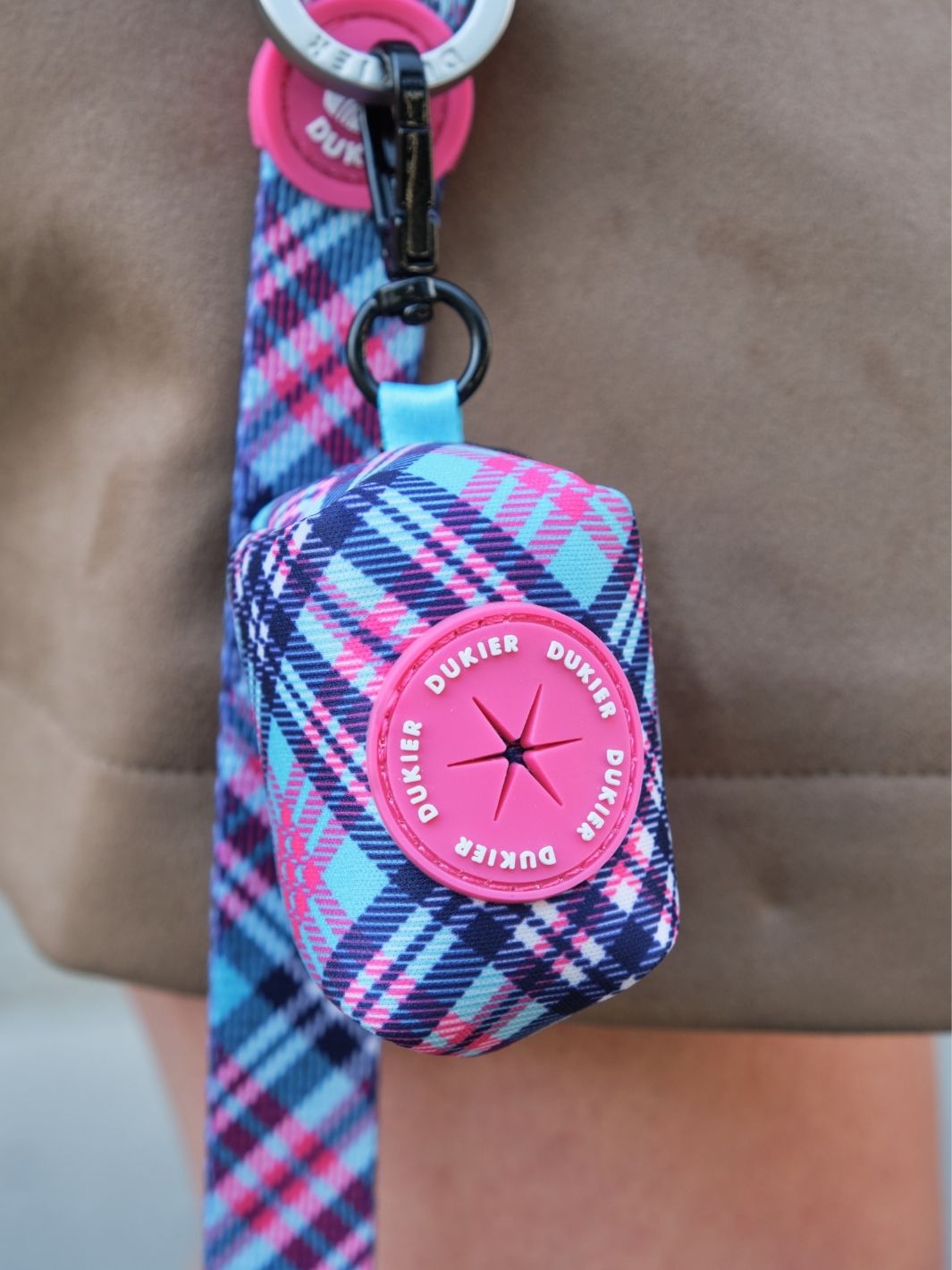 PORTA BOLSAS CACA TARTÁN PINK